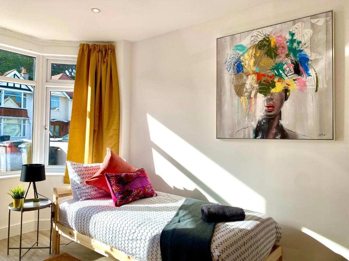 Brand New 2022 Beautiful & Stylish 2 Bedroom Apartment! - 5 Minute Walk To The Best Beach! - Great Location - Free Parking - Fast Wifi - Smart Tv - Sleeps Up To 4! Close To Bournemouth & Poole Town Centre & Sandbanks Zewnętrze zdjęcie